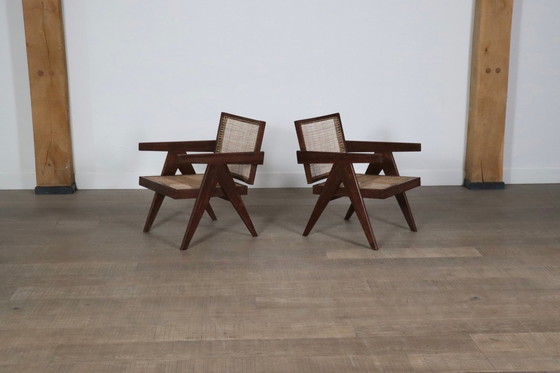 Image 1 of Pierre Jeanneret Loungestoelen met zwevende rug in teak en riet, 1950