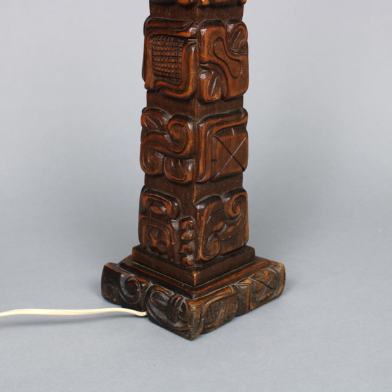 Image 1 of Temde Leuchten - type 75 - mahoniehouten lampvoet, handgesneden in Honduras in de stijl van een Maya totempaal- jaren zestig 