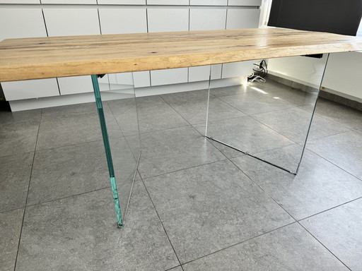 Design houten tafel met glazen onderkant