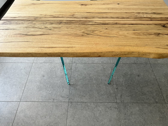 Image 1 of Design houten tafel met glazen onderkant