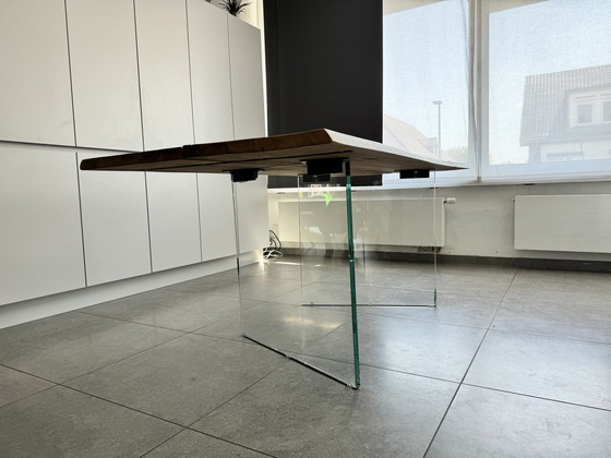 Image 1 of Design houten tafel met glazen onderkant