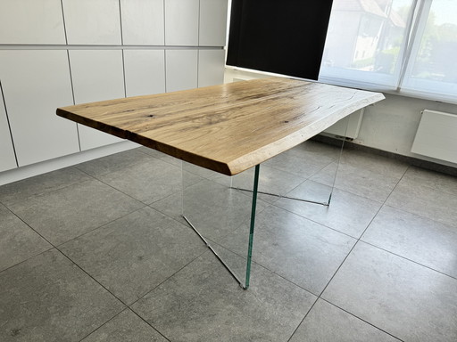 Design houten tafel met glazen onderkant