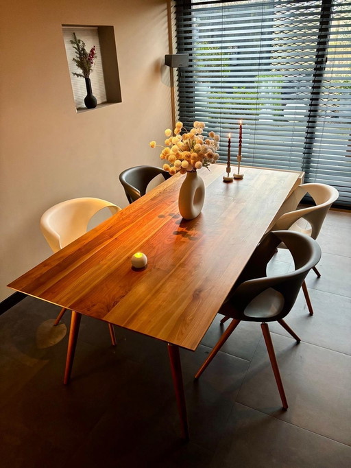 Eettafel Hulshoff Design Notenhout