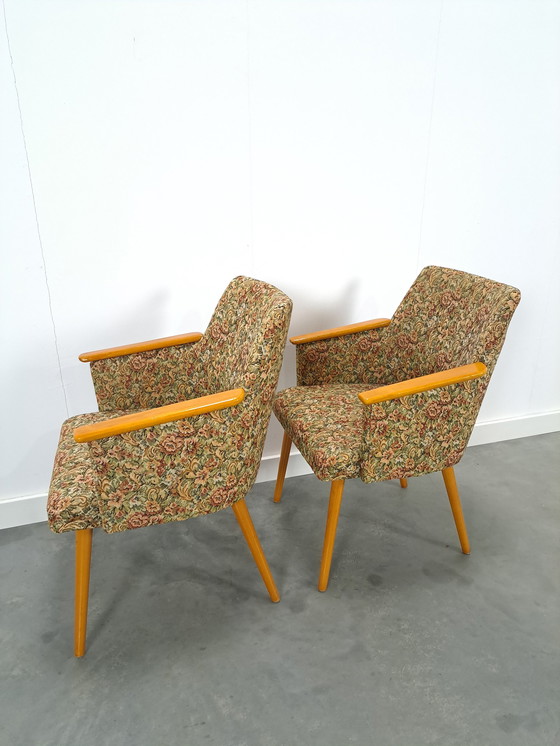 Image 1 of Set bloemen fauteuils met houten armleuning