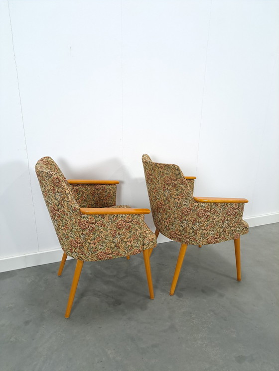 Image 1 of Set bloemen fauteuils met houten armleuning