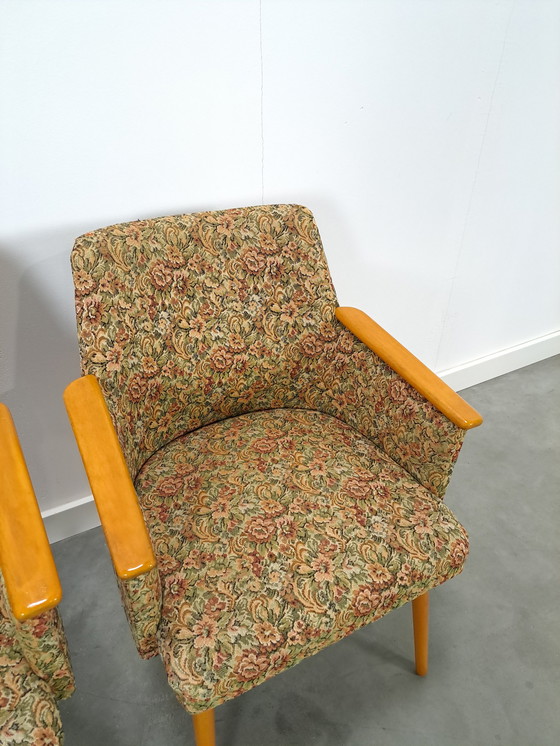 Image 1 of Set bloemen fauteuils met houten armleuning