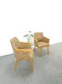 Set bloemen fauteuils met houten armleuning