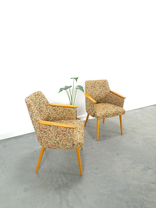 Set bloemen fauteuils met houten armleuning