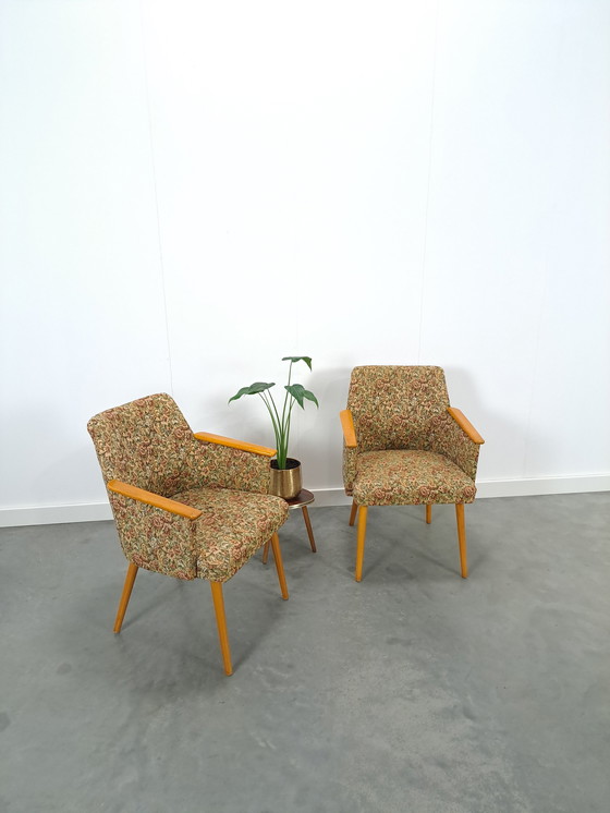 Image 1 of Set bloemen fauteuils met houten armleuning