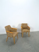 Set bloemen fauteuils met houten armleuning