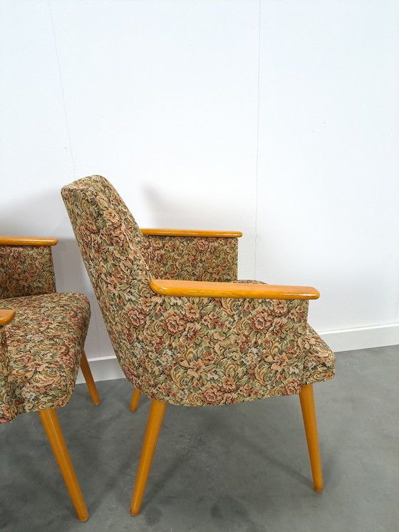 Image 1 of Set bloemen fauteuils met houten armleuning