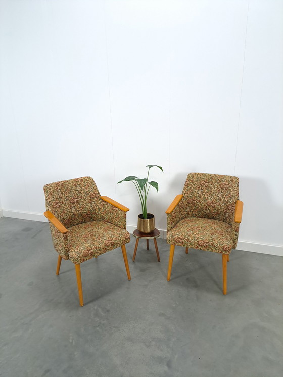 Image 1 of Set bloemen fauteuils met houten armleuning