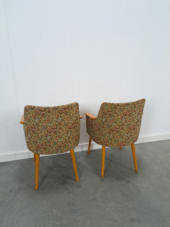 Image 1 of Set bloemen fauteuils met houten armleuning