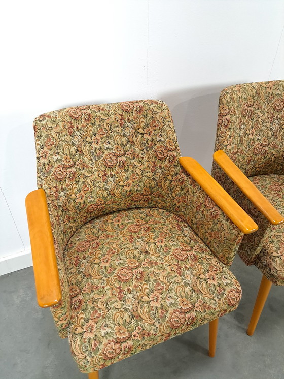 Image 1 of Set bloemen fauteuils met houten armleuning