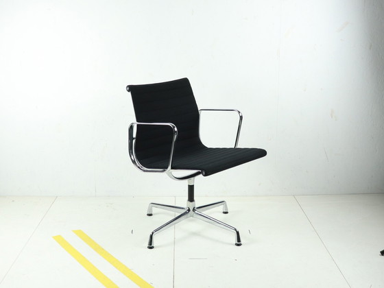 Image 1 of 4x Vitra Eames EA 108 vergaderstoel