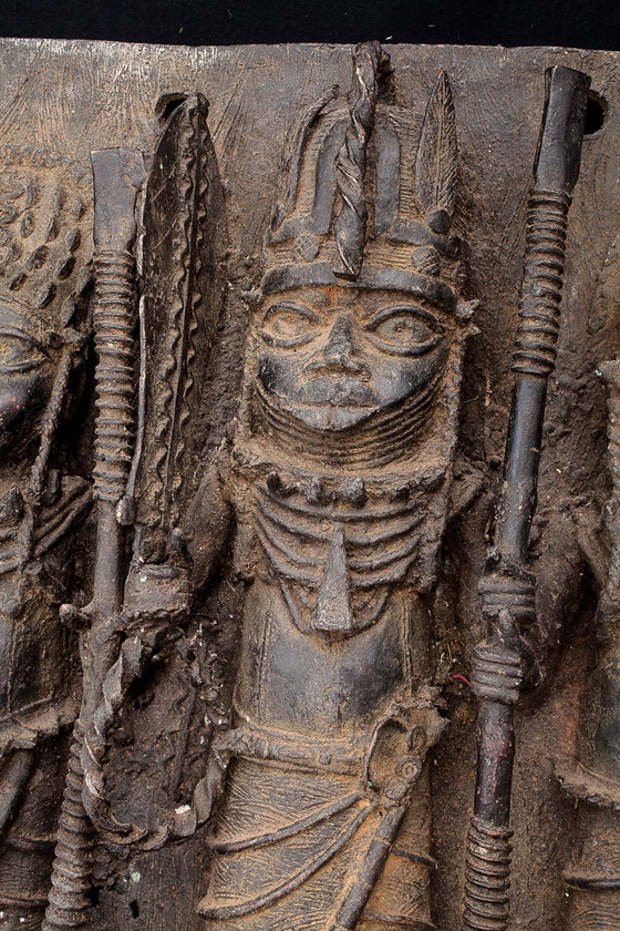 Image 1 of Twee koninklijke borden uit Benin - Bini Edo