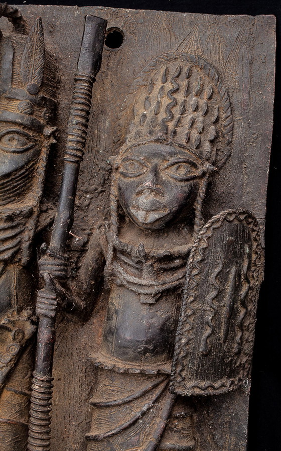 Image 1 of Twee koninklijke borden uit Benin - Bini Edo