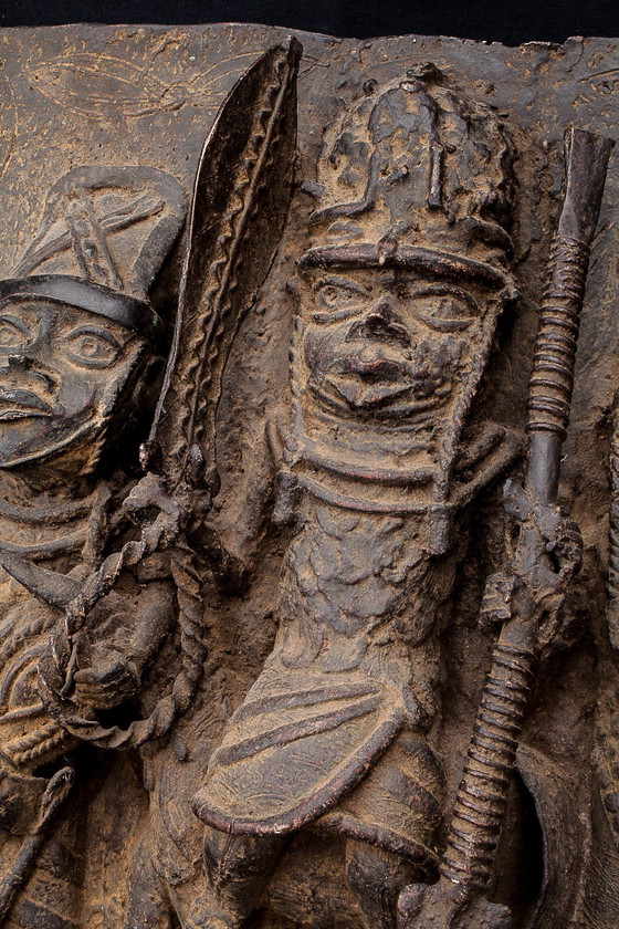 Image 1 of Twee koninklijke borden uit Benin - Bini Edo