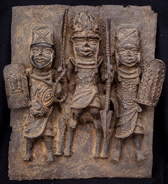 Image 1 of Twee koninklijke borden uit Benin - Bini Edo