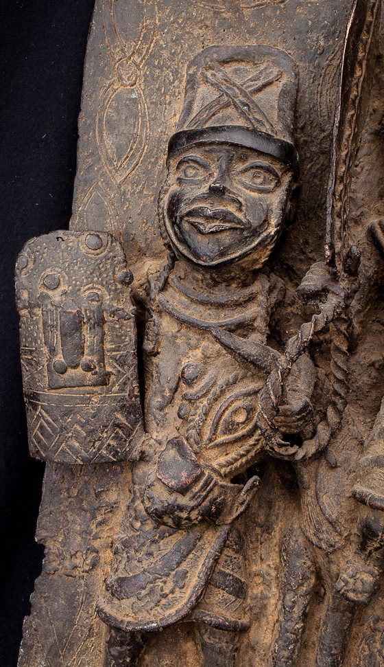 Image 1 of Twee koninklijke borden uit Benin - Bini Edo