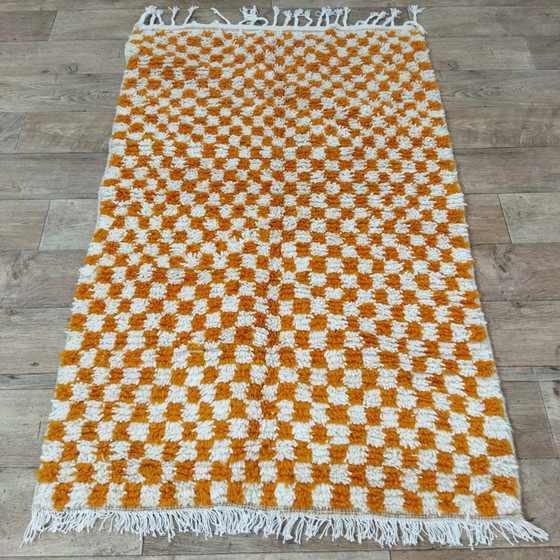 Image 1 of Marokkaanse Tegeltapijt In Wit En Oranje - Marokkanischer Schachbrettteppich In Weiß Und Orange