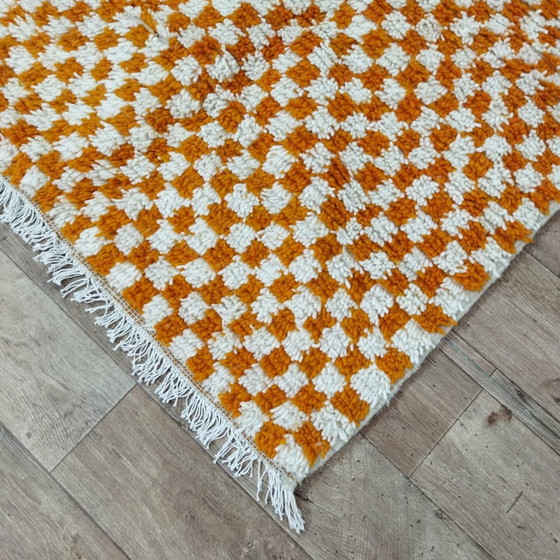 Image 1 of Marokkaanse Tegeltapijt In Wit En Oranje - Marokkanischer Schachbrettteppich In Weiß Und Orange