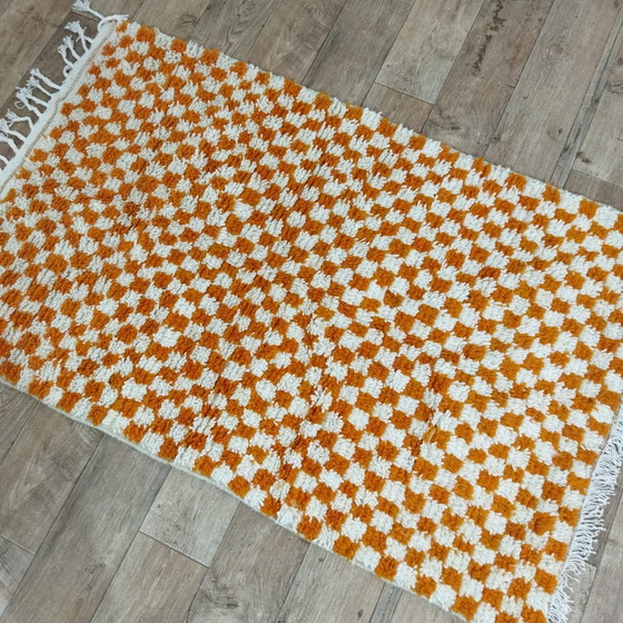 Image 1 of Marokkaanse Tegeltapijt In Wit En Oranje - Marokkanischer Schachbrettteppich In Weiß Und Orange