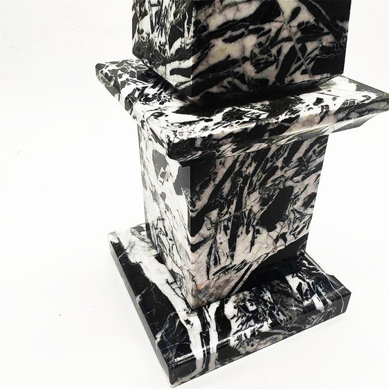 Image 1 of 1970S Grote handgesneden obelisk in zwart marmer van Aquitanië. Gemaakt in Italië. 43 cm hoog.