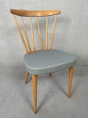 2x vintage ‘beech wood’ spijlenstoelen