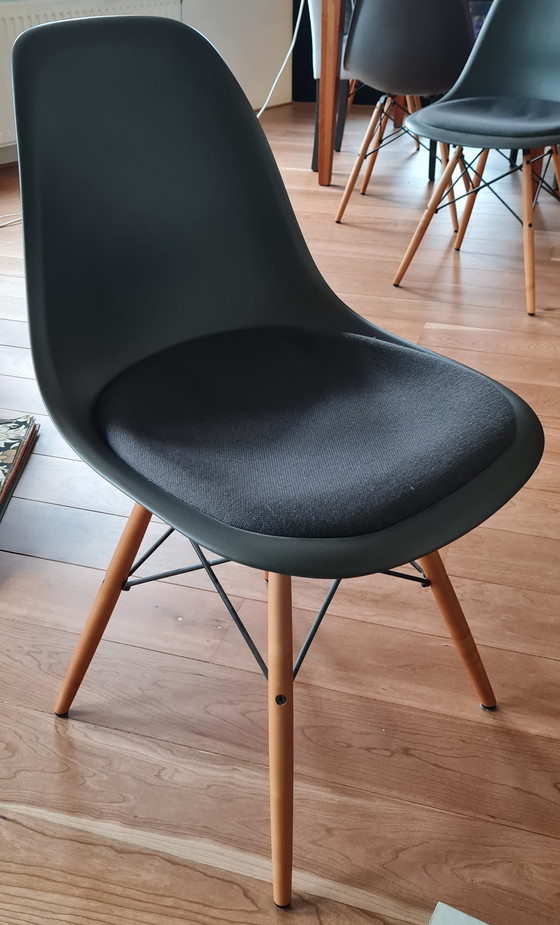 Image 1 of 4x Eames Vitra Stoelen Anthraciet Met Stoffen Zitting