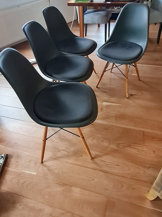 Image 1 of 4x Eames Vitra Stoelen Anthraciet Met Stoffen Zitting