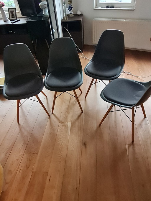 4x Eames Vitra Stoelen Anthraciet Met Stoffen Zitting