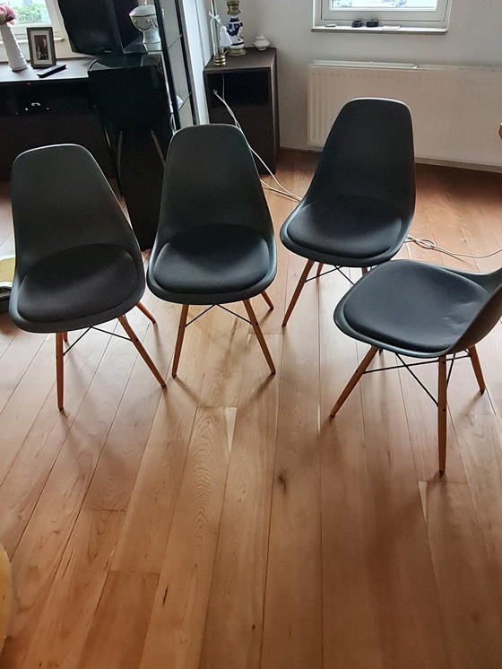 Image 1 of 4x Eames Vitra Stoelen Anthraciet Met Stoffen Zitting