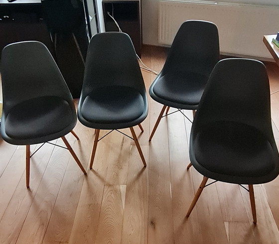 Image 1 of 4x Eames Vitra Stoelen Anthraciet Met Stoffen Zitting