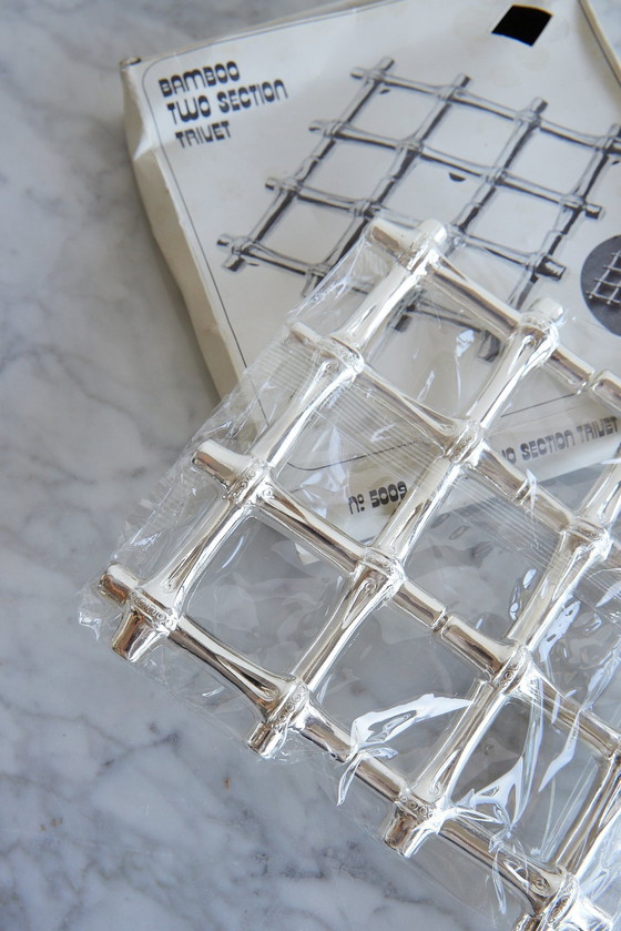 Image 1 of Uitschuifbare onderzetter van imitatie bamboe met zilveren afwerking