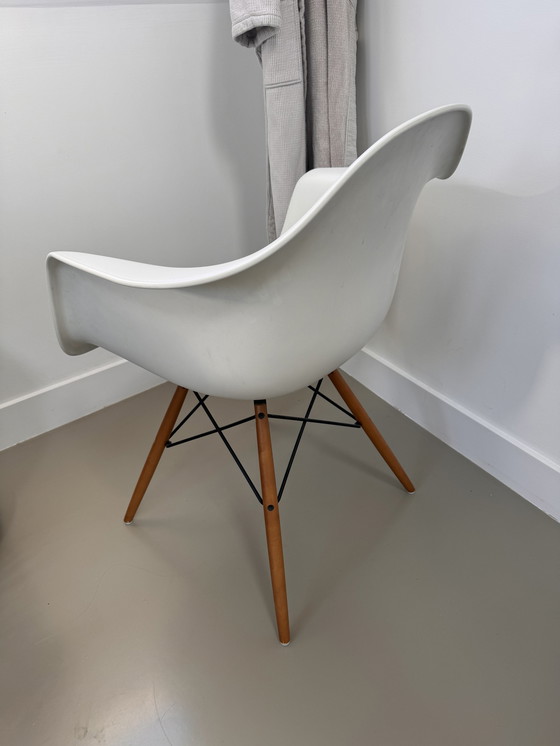 Image 1 of Vitra armstoel eames wit