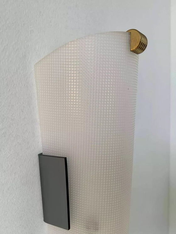 Image 1 of 2X Vintage messing en plexiglas wandlamp, Frankrijk 1960