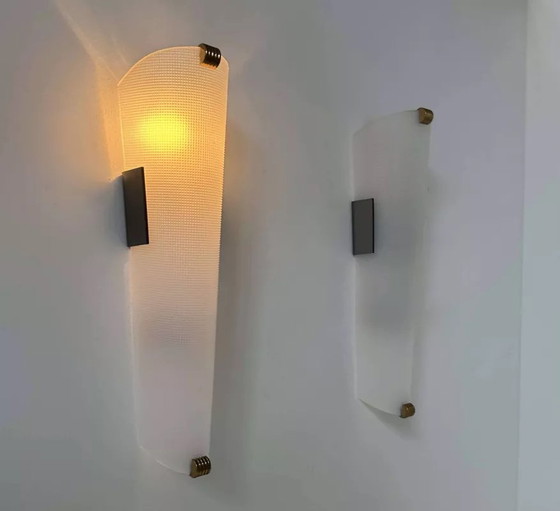 Image 1 of 2X Vintage messing en plexiglas wandlamp, Frankrijk 1960