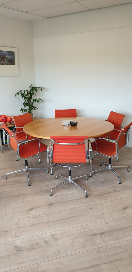 6x Vitra EA108 stoelen met ronde Vitra tafel