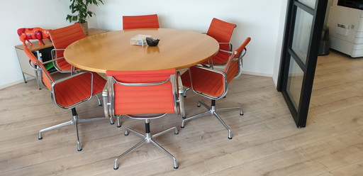 6x Vitra EA108 stoelen met ronde Vitra tafel