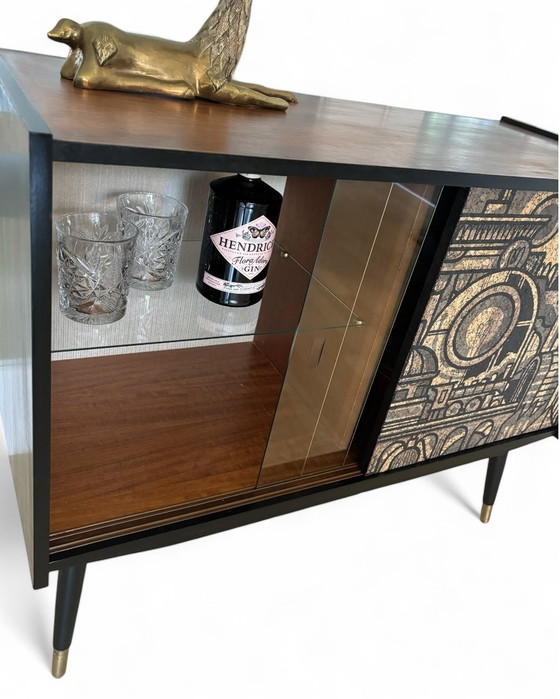 Image 1 of Mid Century Dressoir Met ‘Hit The North’ Kurkprint