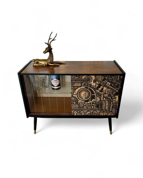 Image 1 of Mid Century Dressoir Met ‘Hit The North’ Kurkprint