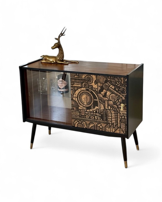 Image 1 of Mid Century Dressoir Met ‘Hit The North’ Kurkprint