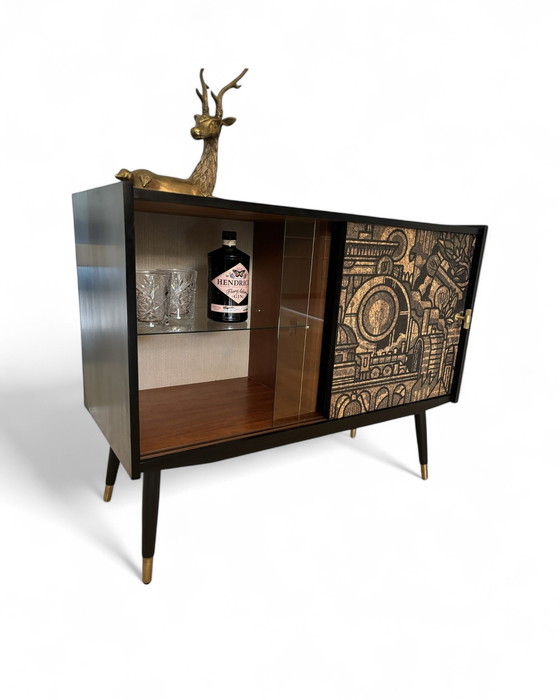 Image 1 of Mid Century Dressoir Met ‘Hit The North’ Kurkprint