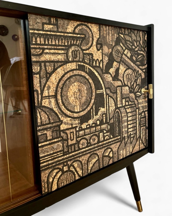 Image 1 of Mid Century Dressoir Met ‘Hit The North’ Kurkprint
