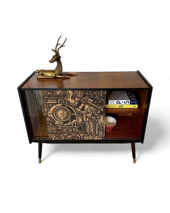 Image 1 of Mid Century Dressoir Met ‘Hit The North’ Kurkprint