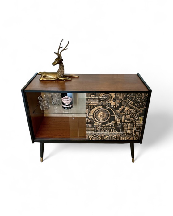 Image 1 of Mid Century Dressoir Met ‘Hit The North’ Kurkprint
