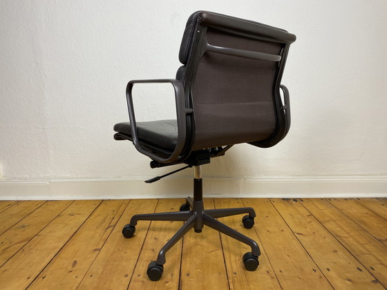 Image 1 of Vitra Soft Pad Chair EA 217 by Charles & Ray Eames bureaustoel