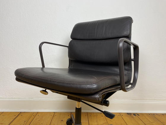 Image 1 of Vitra Soft Pad Chair EA 217 by Charles & Ray Eames bureaustoel