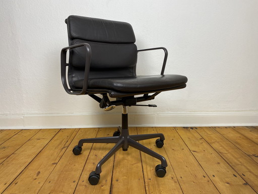 Vitra Soft Pad Chair EA 217 by Charles & Ray Eames bureaustoel